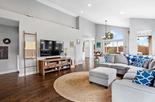 1818 Blackhawk Ave, Oceanside CA  92056-2908 exterior