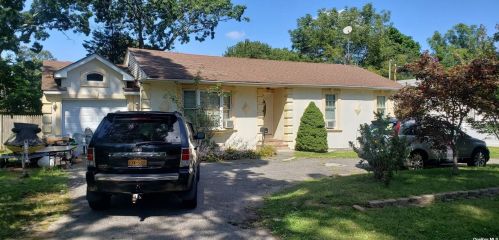 11 May St, Bayshore, NY 11706-6914