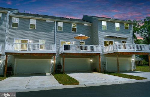 1102 Oakwood St, Fredericksburg, VA 22401-5225