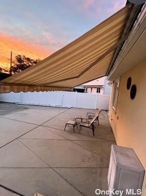 272 Knollwood Ln, Seaford NY  11783-1025 exterior