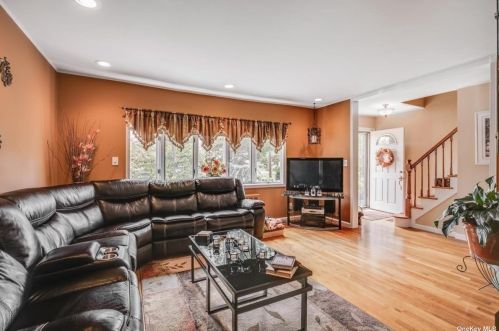 7 Parkview Cir, Bethpage NY  11714-2309 exterior