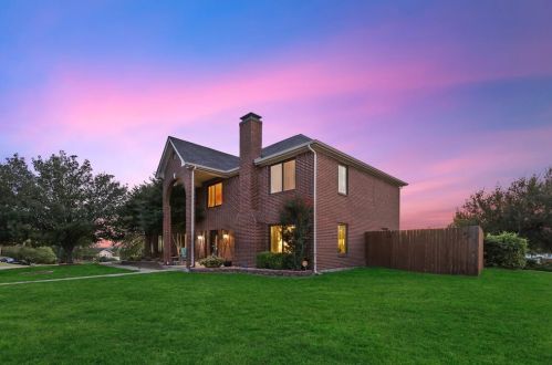 8829 Glen Hollow Dr, Fort Worth, TX 76179-2911
