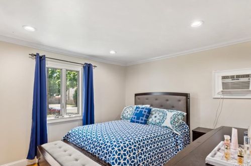 577 Centre Ave, North Lindenhurst NY  11757-3114 exterior