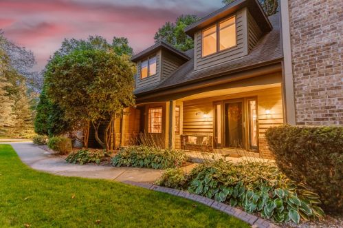 4640 Hearth Ridge Ct, Waukesha, WI 53151-9200