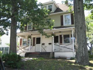 24 Knighton St, Manchester, CT 06040-5337