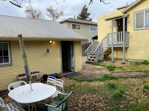 3015 Dakota St, Oakland CA 94602-3801 exterior