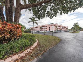 150 Turtle Lake Ct, Naples FL  34105-5561 exterior