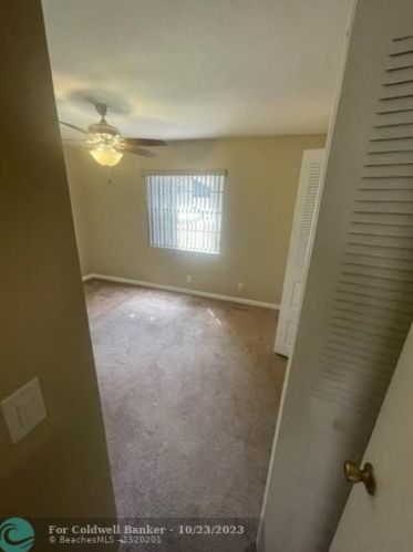 6245 175th Ter, Hialeah FL  33015-4438 exterior