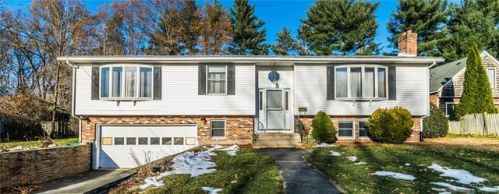 8 Tunxis St, Farmington CT  06032-2814 exterior