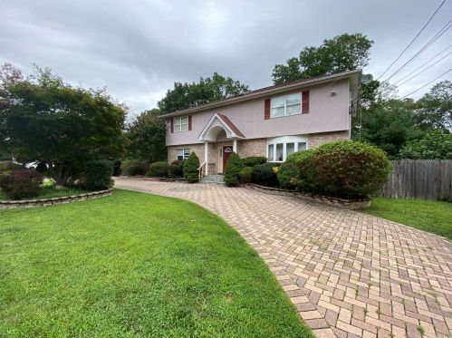 29 Columbo Dr, Deer Park, NY 11729-1808