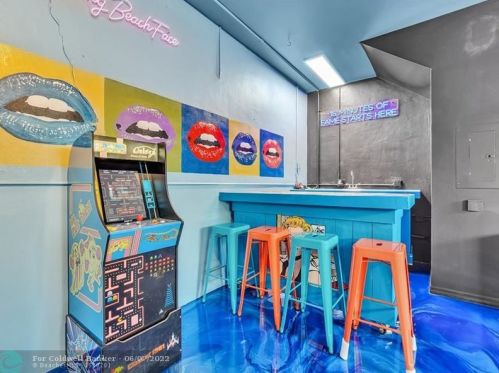 851 11th Ave, Hollywood FL  33019-1121 exterior