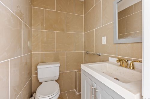 64 Knoll St, North Lindenhurst NY  11757-6906 exterior