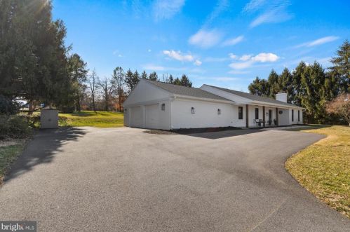 2146 Stonecrest Dr, Lancaster PA  17601-5437 exterior