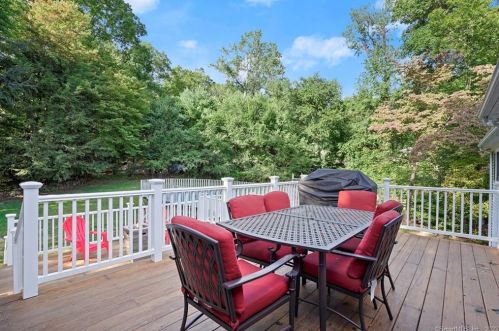 33 Windsor Rd, Huntington CT 06484-5022 exterior