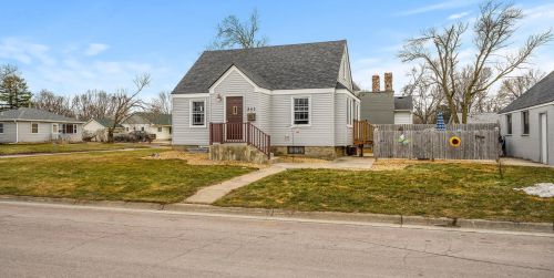 853 9th St, Faribault, MN 55021-6864
