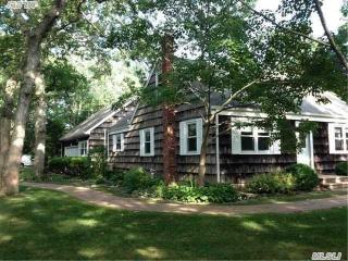 50 Head Of The Neck Rd, North Bellport, NY 11713-2007