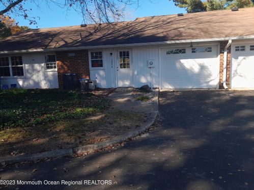1065 Fife Ct, Lakewood, NJ 08701-6935