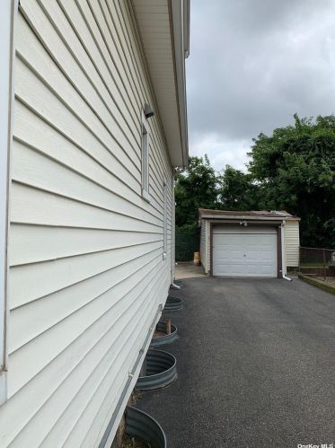 20 Holland Ave, Floral Park NY  11001-1506 exterior