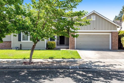 1544 Hughes Ave, Santa Rosa, CA 95407-5989
