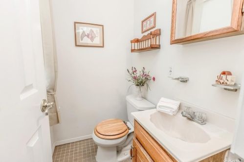 14 Oakledge Dr, Elwood NY  11731-3718 exterior