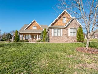 2409 Falcon Ln, Statesville, NC 28625-8275
