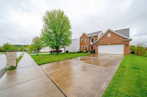 127 Bradford Square Dr, Trafford, PA 15085-1249