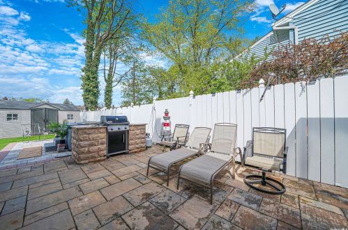 5 Victoria Rd, Babylon NY  11703-1406 exterior