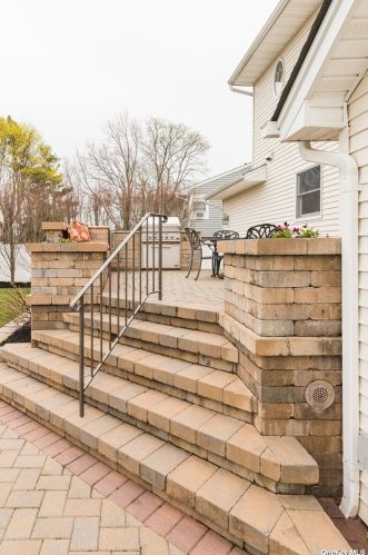 23 La Grange Pl, West Islip NY  11795-3816 exterior