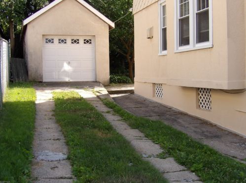1215 89th St, North Bergen, NJ 07047-4462