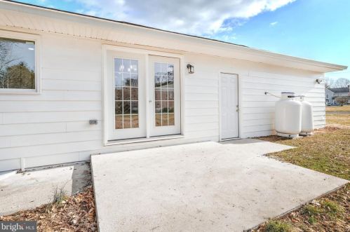 19 Locust Cir, Navy Sup Dpt PA  17050-3192 exterior