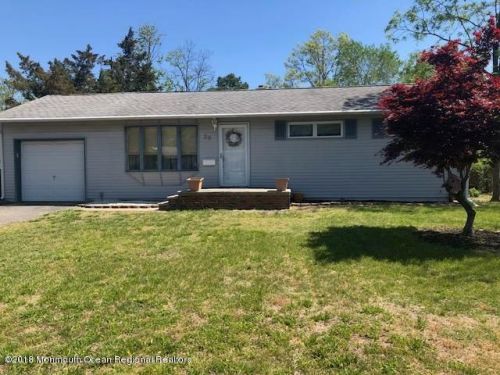 29 Lakeland Dr, Bricktown, NJ 08723-3329