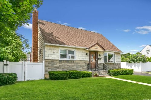 526 Knoll Ct, Seaford, NY 11783-1119