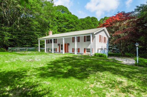76 Daniels Ave, Waterford, CT 06385-2628