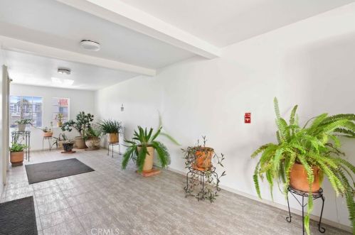 645 Chestnut Ave, Long Beach CA 90802-1208 exterior