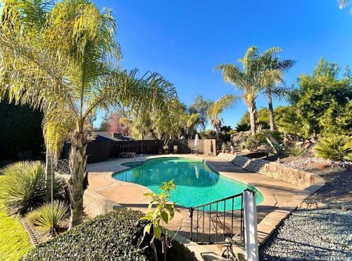 10548 Grandview Dr, La Mesa, CA 91941-6905