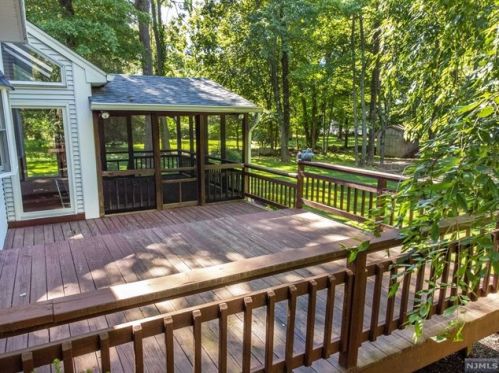 2 Sparrowbush Rd, Mahwah NJ  07430-1525 exterior