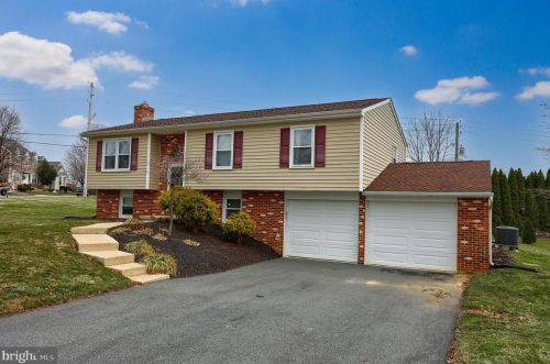 457 Amesbury Rd, Lancaster, PA 17601-3533