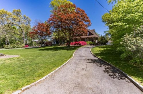 1374 Manor Cir, New Rochelle, NY 10803-3512