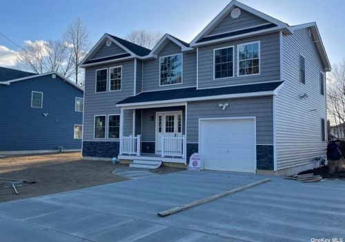 6 Belmont Ct, Amityville, NY 11701-3010