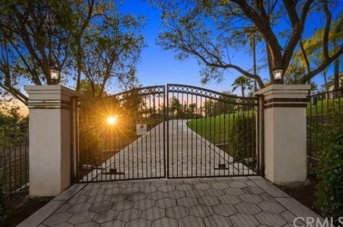 1903 Middle Creek Rd, Riverside, CA 92506-5601