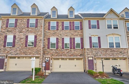 7006 Darbey Knoll Dr, Gainesville, VA 20155-3632