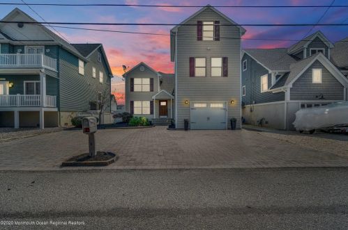 34 Farragut Dr, Bricktown, NJ 08723-7509