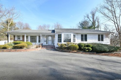 5 Threepence Dr, Huntington Station, NY 11747-3408