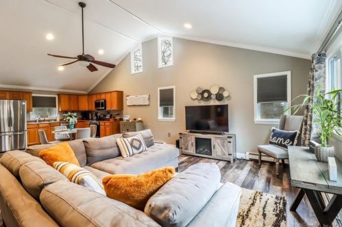 75 Candle Hill Rd, Danbury CT  06812-2412 exterior