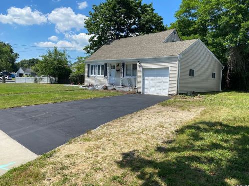 12 Deer Lake Dr, Babylon, NY 11703-3404