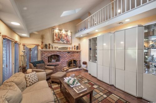 33 Lorijean Ln, Elwood NY  11731-4118 exterior