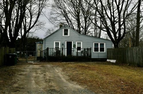347 Pequot Ave, Warwick RI  02889-9520 exterior