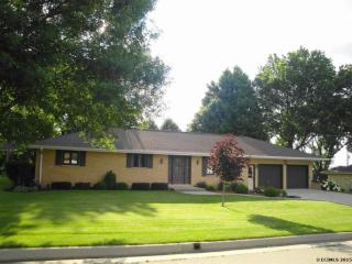 2357 Briarwood Dr, Dubuque, IA 52002-2414