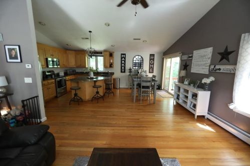 34 Tower Hill Rd, Cumberland RI  02864-1524 exterior