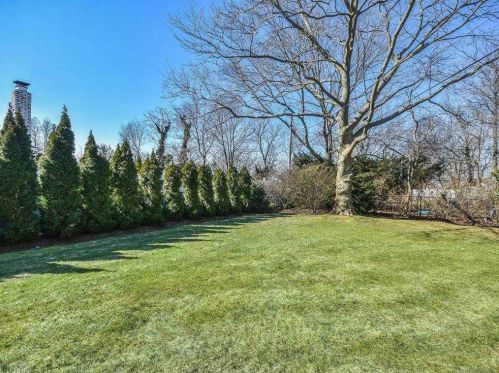 903 Gloucester Ct, Westbury NY  11590-5301 exterior